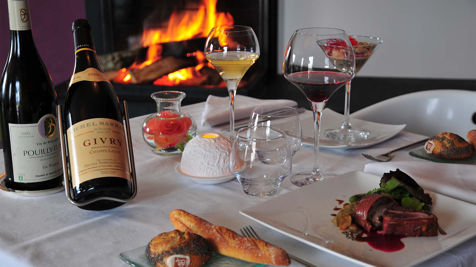 Table de plat gastronomique française, bouteilles de vin