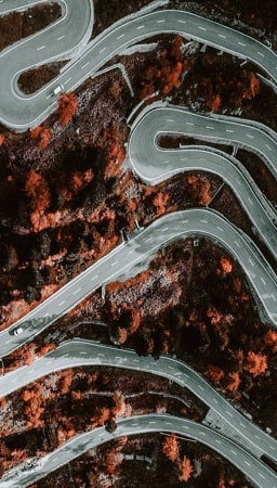 image d'une route sinueuse vue d'en haut