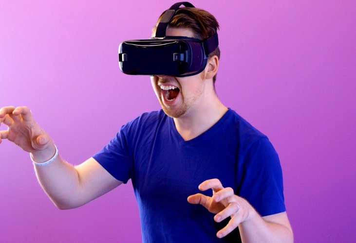 image d'un mec émerveillé avec des lunettes 3D sur les yeux