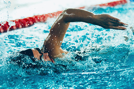 image d'un homme faisant de la natation
